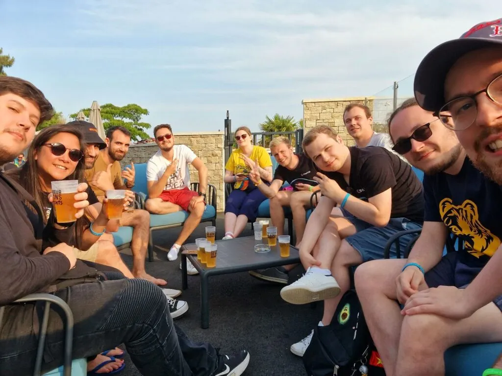 Dorian, Nhung, Yoann, Quentin, Fabien, Charlélise, Hugo, Dylan C, Florian, Paul et Ivan pendant l'apéro au camping.