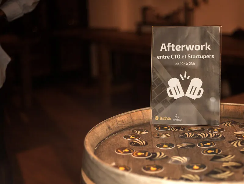 Affiche de bienvenue et stickers du BearStudio sur un tonneau.